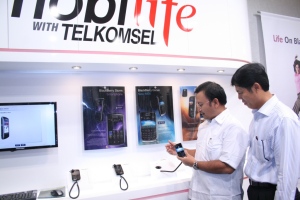 VP Channel Management Telkomsel Gideon Edie Purnomo didampingi Direktur Malifax Indonesia Suhanda Wijaya saat mencoba layanan BlackBerry Telkomsel di Mobilife (7/8). Seiring dengan semakin meningkatnya pertumbuhan pelanggan BlackBerry Telkomsel yang kini telah mencapai 135.000 pelanggan, Telkomsel menghadirkan pusat pelayanan bagi pelanggan bernama Mobilife. Hingga akhir tahun ini Telkomsel akan meningkatkan kapasitas layanan BlackBerry-nya menjadi 100 Mbps.