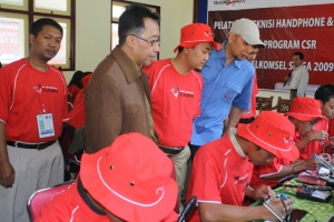 GM Corporate Communications Telkomsel Azis Fuedi didampingi GM Sales & Customer Service Regional Jawa Tengah & DIY Roosman Koeshendarto saat menyaksikan pelatihan teknisi handphone (HP) di Tawangmangu (26/8). Dalam rangka mengembangkan jiwa kewirausahaan generasi muda, Telkomsel menggelar pelatihan teknisi HP dengan melibatkan 100 pemuda di 6 lokasi, yakni: Bukit Tinggi, Lampung, Tawangmangu, Tegal, dan dua lokasi di Jakarta (Ancol dan Ragunan).